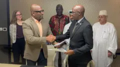 Intumwa ya Kinshasa n'iya M23 bahana ibiganza nyuma yo gusinya ku bwumvikane bwo gushyiraho urwego rw'ubugenzuzi ku kubahiriza agahenge