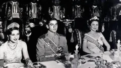 मोहम्मद रज़ा पहलवी अपनी पत्नी राजकुमारी फ़ौज़िया के साथ और मिस्र के राजा फ़ारूक की पत्नी रानी फ़रीदा 