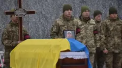 Les funérailles du sergent chef Yuriy Chernenko, décédé à Lviv en novembre.