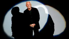 جورجو آرمانی در نمایش مجموعه پاییز و زمستان ۲۰۲۵ برند آرمانی در هفته مد میلان