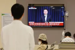 윤석열 대통령의 의료개혁 관련 대국민담화를 지켜보는 의사와 환자들