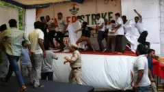 सोनम वांगचुक को दिल्ली पुलिस ने जंतर मंतर से हटाया