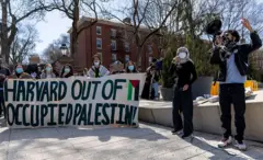 Estudantes em uma manifestação em Harvard.