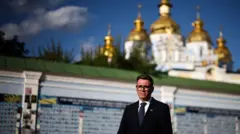 Энди Бернем на фоне Софийского собора в Киеве