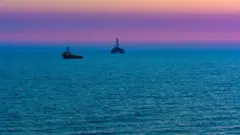 عکسی از سکوهای نفتی در دریای خزر