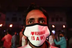 মিলাদ উন নবীর উৎসবে 'আই লাভ মুহাম্মদ' ফেস মাস্ক পরিহিত এক ব্যক্তি পাকিস্তানের লাহোরে - ফাইল ছবি 