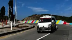 राजमार्गमा गुडिरहेको विद्युतीय माइक्रोबस