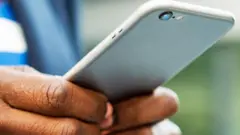  Umuntu ufite mu ntoki telefone igendanwa 