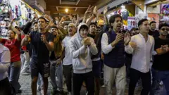 متظاهرون يهتفون بشعارات خلال مظاهرة شبابية في أحد الأسواق بمدينة الرباط يوم 29 سبتمبر/أيلول 2025، مطالبين بإصلاحات في قطاعي الصحة والتعليم العموميين.