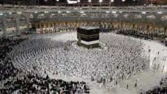 मक्कामा भेला भएका तीर्थयात्रीहरू