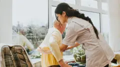 Enfermeira ajudando idoso em uma casa