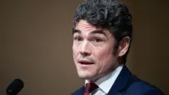 Joe kent Senato oturumunda ifade verirken 