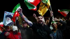 Várias pessoas celebrando com bandeiras do Irã e imagens do aiatolá