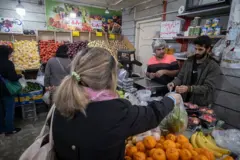 Una mujer compra frutas y verduras en Teherán.