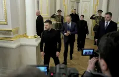 El presidente ucraniano habla con los periodistas antes de reunirse con el primer ministro polaco, Donald Tusk.