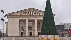 Елка перед новым зданием театра