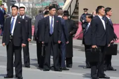 2019년 4월 26일 러시아 블라디보스토크 기차역 주변에서 김정은 위원장을 둘러싼 974부대 소속 북한 경호원들 