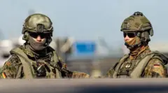 Deux soldats de l'armée allemande