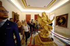 Turistas recorren una de las estancias de Castel Gandolfo