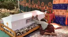 Peti jenazah Petrus Ndiwa.