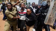 Abantu barenga 60 batawe muri yombi ku wa kabiri muri Uganda bashinjwa ibyaha birimo kubangamira ituze no gukora igikorwa kitemewe n'amategeko