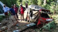 ගම්පොළ: 'තව ටික වෙලාවයි තියෙන්නේ වතුරේ අපි ගහගෙන යන්න, අපි විසිනව දෙනා ම එකට මැරෙමු කියලා අපි කතා වුණා'