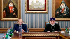 Baş nazir Paşinyan Bütün Ermənilərin Katolikosu 2-ci Qareginin başqası ilə əvəz olunmasına çalışır, lakin Ermənistan Konstitusiyası və dini Kanonlar üzrə, Baş nazirin belə səlahiyyəti yoxdur.