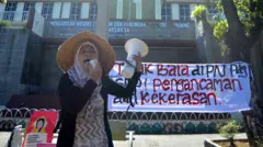 Aktivis yang tergabung dalam Jaringan Pembela HAM Sumbar berorasi saat aksi Tolak Bala, Stop Pengancaman dan Kekerasan di depan Gedung Pengadilan Negeri Padang, Sumbar, Senin (10/06).