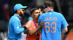 গতকাল অস্ট্রেলিয়া ও ভারতের মধ্যকার ম্যাচে তিনি দৌড়ে মাঠে ঢুকে ভিরাট কোহলির পাশে গিয়ে দাঁড়ান।