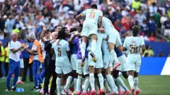 الفرنسيون يحتفلون بهدف عثمان ديمبيلي في مرمى المغرب