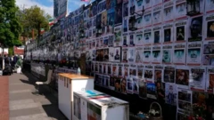 این دیوار در گولدرز گرین برای نمایش تصاویر معترضان کشته‌شده توسط حکومت ایران در جریان سرکوب اعتراضات ضد دولتی در ژانویه استفاده می‌شد