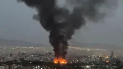 Fogo e fumaça em local de Teerã atingido por ataque de Israel