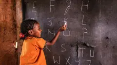 የእንግሊዝኛ ፊደላት የምትጽፍታዳጊ 