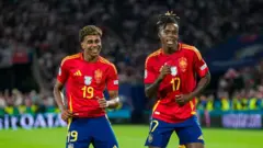 Os jogadores Lamine Yamal e Nico Williams, da seleção espanhola
