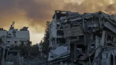 Ifoto igaragaza inyubako yasenyutse mu majyaruguru ya Gaza