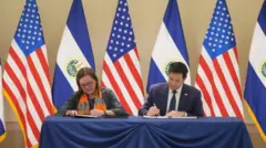A ministra das Relações Exteriores de El Salvador, Alexandra Hill Tinoco, e o secretário de Estado dos EUA, Marco Rubio, assinam o Memorando de Entendimento sobre Cooperação Nuclear Civil Estratégica (NCMOU) em San Salvador, El Salvador, em 4 de fevereiro de 2024