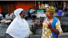 Awọn obinrin meji to wọ asọ ankara doju kọ\ara wọn lati sọrọ