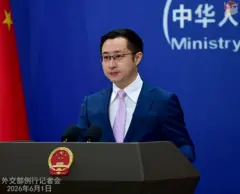 ဇွန်လ ၁ ရက် ဘေကျင်းမှာပြုလုပ်တဲ့ သတင်းစာရှင်းလင်းပွဲမှာ မြင်ရတဲ့ တရုတ်နိုင်ငံခြားရေးဝန်ကြီးဌာန ပြောခွင့်ရသူ လင်ကျန်းကို စကားပြောစင်နောက်မှာ မြင်တွေ့ရတာဖြစ်ပါတယ်။ နက်ပြာရောင်အနောက်တိုင်းဝတ်စုံကို ရှပ်အဖြုအခံ၊ ပန်းခရမ်းနုရောင်လည်စည်းနဲ့ ဝတ်ဆင်စား၊ မျက်မှန်တပ်ထားတာကိုလည်း တွေ့ရ၊ ကင်မရာအဝေးကို ကြည့်နေ၊ သူ့အနောက်မှာ တရုတ်နိုင်ငံခြားရေးဝန်ကြီးဌာနဆိုပြီး တရုတ်- အင်္ဂလိပ် နှစ်ဘာသာနဲ့ရေးသားထားတဲ့စာတန်း အဖြူရောင်စာတန်းကို အပြာရောင်နောက်ခံနဲ့ မြင်တွေ့ရ 