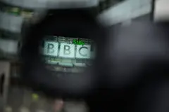 El logo de la BBC en su edificio principal de Londres, visto a través del visor de una cámara.
