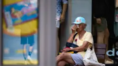 Женщина вытирает лицо во время жары в Талавера-де-ла-Рейна, Испания, 6 августа 2025 года.