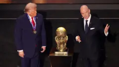 O presidente dos EUA, Donald Trump, recebe o prêmio inaugural da Paz da FIFA das mãos do presidente da FIFA, Gianni Infantino