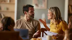 زوجان يتجادلان. ترتدي الزوجة قميصاً أصفر وشعرها أشقر تحرك يدها وتتحدث بعصبية وتمسك بورقة يبدو أنها فاتورة. زوجها ذو الشعر الأسود واللحية الرمادية ينظر إليها ويتحدث بعصبية أيضاً. في المقابل يظهر من الخلف ما يبدو أنه أحد أبنائهم مغلقاً أذنيه في محاولة لعدم الاستماع لهما، ليس واضحاً شكل الطفل أو جنسه. 