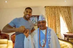 Anthony Joshua smile as e shake hand wit one dignitary wey wear traditional Nigerian cloth for di town of Sagamu
