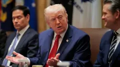 Doonaald Tiraamp kaabinoota isaa waliin