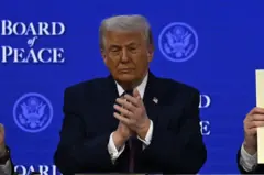 Trump batendo palma durante evento no Fórum Econômico Mundial