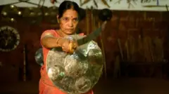 میناکشی راگھون کو لوگ میناکشی اماں کے نام سے پکارتے ہیں