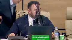 Šef izborne komisije u Gruziji poliven je crnom farbom pošto je saopštio rezultate izbora