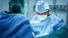 Doctors dey do operation