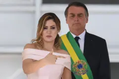 Michelle Bolsonaro discursa em língua de sinais ao lado de Jair Bolsonaro, durante a posse dele no Palácio do Planalto, em Brasília, em 1º de janeiro de 2019.