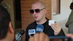 مائلز خپلې غوږۍ پاکستاني رسنیو ته ښيي.